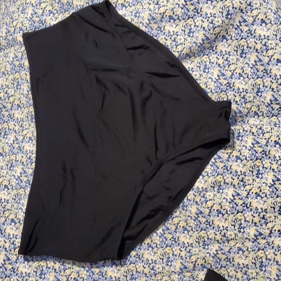 Black Tankini Set - Picture 3 of 12